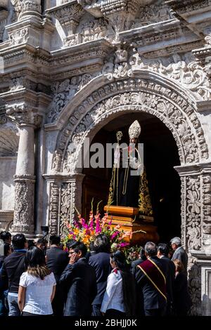 Processione di San Agustín nella chiesa di San Agustín, la città di Arequipa, Perù, Sud America. Foto Stock
