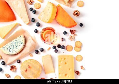Degustazione di formaggi e vini e abbinamento piano adagiare su sfondo bianco con un posto per il testo. Molti formaggi diversi, sparati dall'alto Foto Stock