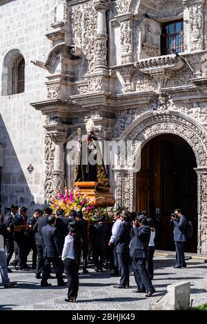 Processione di San Agustín nella chiesa di San Agustín, la città di Arequipa, Perù, Sud America. Foto Stock