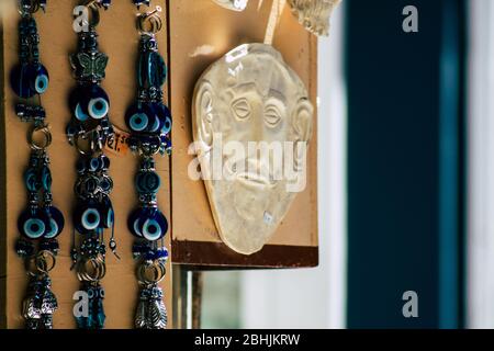 Atene Grecia 29 agosto 2019 la mattina, per le strade di Atene, viene venduto un abbigliamento di oggetti decorativi tradizionali in negozi di souvenir Foto Stock