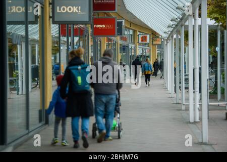 Kiel, Germania. 26 aprile 2020. I pedoni passano accanto ai negozi chiusi nella Holtenauer Straße nel centro di Kiel. Credit: Gregor Fischer/dpa/Alamy Live News Foto Stock