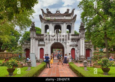 Hanoi, Vietnam - 18 2018 agosto: Porta del Tempio della Letteratura Confucio che ospita l'Accademia Imperiale, la prima università nazionale del Vietnam. Foto Stock