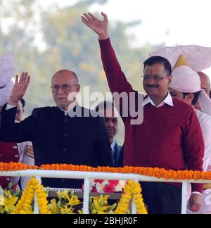 AAM Aadmi Party, o Common Man's Party, leader Arvind Kejriwal (con maglione rosso), si ondeggia ai suoi sostenitori quando arriva a prendere il giuramento di ufficio Foto Stock