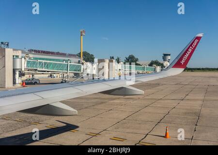 Vista ala della compagnia aerea JetSmart che tassava all'aeroporto internazionale di Córdoba Foto Stock