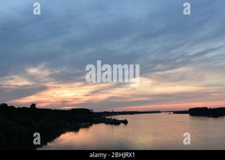 L'ampio paesaggio del Danubio. Riflesso del cielo viola-blu nell'acqua Foto Stock