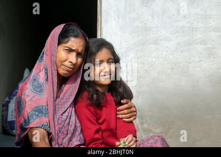 Nonna abbracca la nipote dopo aver pettinato i capelli Foto Stock