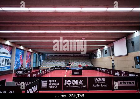 Vista della hall: Sullo sfondo sono presenti stand di cartone al posto degli spettatori. GES/ping pong/1. Bundesliga: In tempi di crisi Corona, la prima divisione di ping pong ASV Gruenwettersbach, con l'aiuto di partner tecnici e del TTBL, sta organizzando un torneo in cui i giocatori dei professionisti ASV e DELLA CORONA-CUP si sfidano, In condizioni di concorrenza e nel rispetto delle norme e dei requisiti igienici richiesti, 26.04.2020 Tabele-Tennis, 1a Divisione tedesca: ASV Gruenwettersbach, Karlsruhe, 26 aprile 2020 - il primo germe Foto Stock