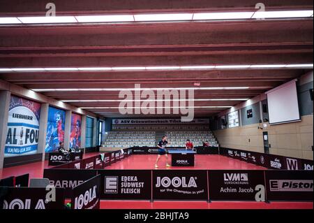 Vista della hall: Sullo sfondo sono presenti stand di cartone al posto degli spettatori. GES/ping pong/1. Bundesliga: In tempi di crisi Corona, la prima divisione di ping pong ASV Gruenwettersbach, con l'aiuto di partner tecnici e del TTBL, sta organizzando un torneo in cui i giocatori dei professionisti ASV e DELLA CORONA-CUP si sfidano, In condizioni di concorrenza e nel rispetto delle norme e dei requisiti igienici richiesti, 26.04.2020 Tabele-Tennis, 1a Divisione tedesca: ASV Gruenwettersbach, Karlsruhe, 26 aprile 2020 - il primo germe Foto Stock