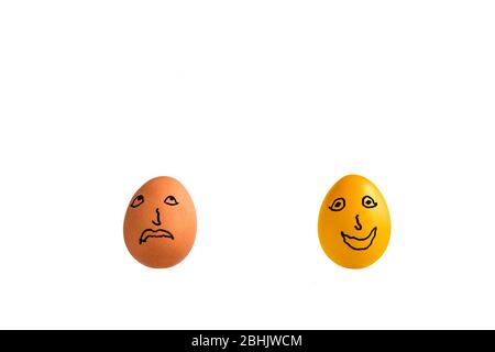 Due uova di pollo, una dorata su sfondo bianco. Concetto: Rivelazione, ispirazione, epifania, genio, disuguaglianza, egheads, mindset, vincitore, Foto Stock