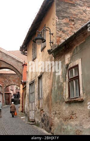 Sibiu, Romania. Case sassoni di epoca medievale lungo il passaggio delle scale (Pasajul Scărilor) nella Città Vecchia. Foto Stock