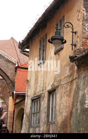 Sibiu, Romania. Casa medievale lungo il passaggio delle scale (Pasajul Scărilor) nella Città Vecchia. Foto Stock