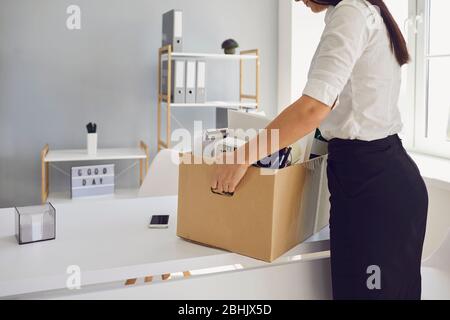 Disoccupazione licenziata donna d'affari turbato con una scatola di cartone lascia il posto di lavoro dall'ufficio della società. Foto Stock