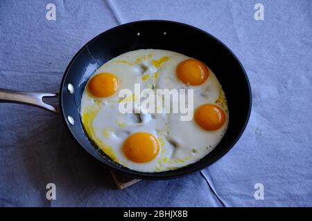 Sunny Side Up uova in una padella Foto Stock