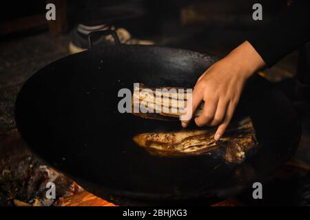 (200426) -- XIANGXI, 26 aprile 2020 (Xinhua) -- Shi Linjiao bolle carne conservata durante un flusso in diretta al villaggio di Shibadong di Xiangxi Tujia e prefettura autonoma di Miao, provincia Hunan della Cina centrale, 23 aprile 2020. Shi Linjiao, 24 anni, è un villaggio montagnoso della provincia di Hunan, nella Cina centrale. Una volta lavorò alla pubblicità presso una società di Liuyang, anche una città di Hunan, dopo essersi laureata in un giardino d'inverno nel 2019. Tuttavia, con il suo sogno e uno spirito pionieristico in mente, Shi si dimise dalla società all'inizio del 2020, e tornò a Shibad Foto Stock