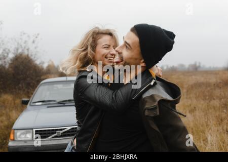 Coppia felice in amore divertimento all'aperto Foto Stock