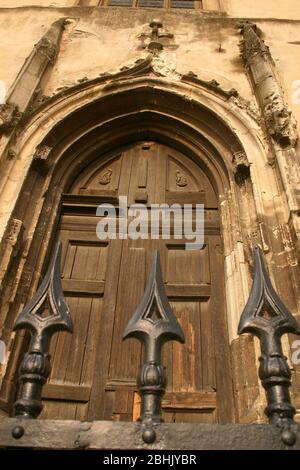 La Cattedrale luterana di Santa Maria del XII secolo a Sibiu, Romania. Porte laterali massicce e architettura gotica. Foto Stock