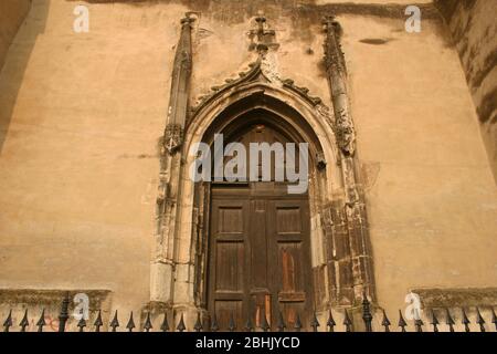 La Cattedrale luterana di Santa Maria del XII secolo a Sibiu, Romania. Porte laterali massicce e architettura gotica. Foto Stock