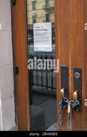 New York, NY, USA. Aprile 19, 2020. Porte chiuse della biblioteca sul lato ovest superiore di Manhattan durante la pandemia di Coronavirus. Foto Stock