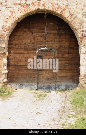 Punto di accesso attraverso le mura fortificate della cittadella medievale di Râșnov in Transilvania, Romania Foto Stock