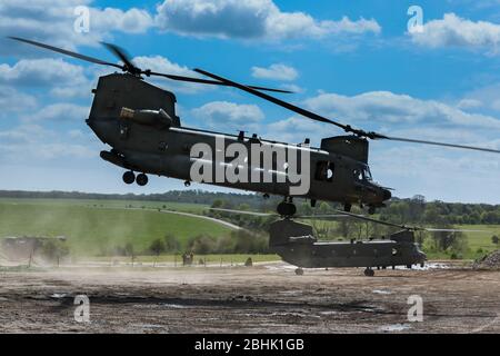 Royal Air Force CH47 Chinooks ottenere in volo con un HC-5 (ZH897) più vicino alla fotocamera Salisbury Plain Foto Stock