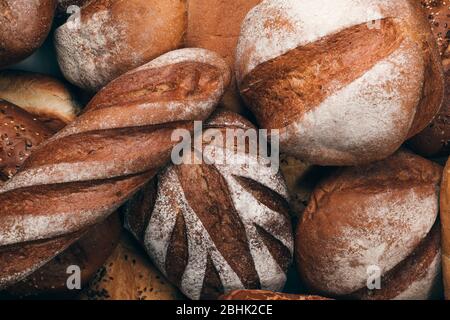 Pane artigianale. Diversi tipi di pane integrale cotto vista dall'alto da vicino Foto Stock