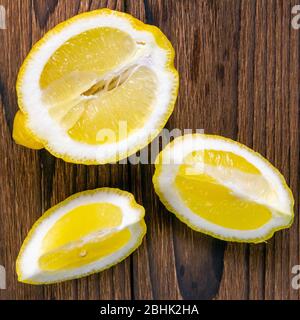 Limoni freschi su tavola di legno. Viste dall'alto, primo piano Foto Stock