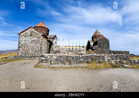 Monastero di Sevan sulla penisola del lago di Sevan, Armenia con le chiese dei Santi Apostoli (Surp Arakelots) e della Santa Madre di Dio (Surp Astvatsatsin). Foto Stock