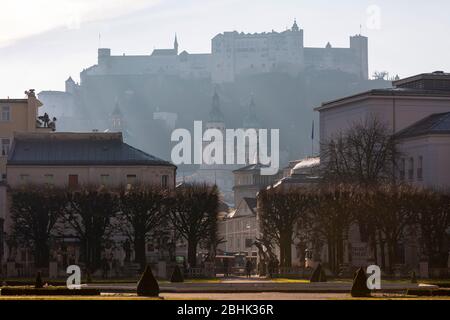 Vista sulla fortezza di Festung Hohensalzburg al mattino presto, come si vede dal Palazzo e dai Giardini Mirabell, Salisburgo, Austria Foto Stock