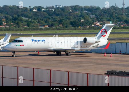 Paranair Bombardier CRJ-200 parcheggiato all'Aeroporto Internazionale Silvio Pettirossi Asuncion in Paraguay. Paranair è una nuova compagnia aerea del Paraguayan. ZP-CRS. Foto Stock