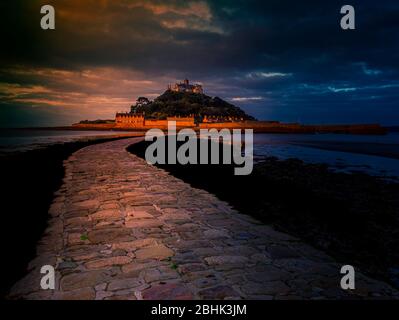 Il Monte Cornovaglia di San Michele all'alba Foto Stock