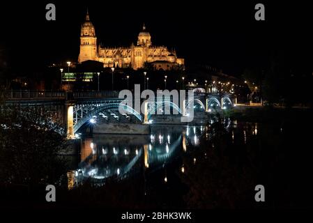 La Cattedrale di Salamanca è una cattedrale tardo gotica e barocca della città di Salamanca. Ampia vista notturna della città storica di Salamanca con la Cattedrale nuova e. Foto Stock