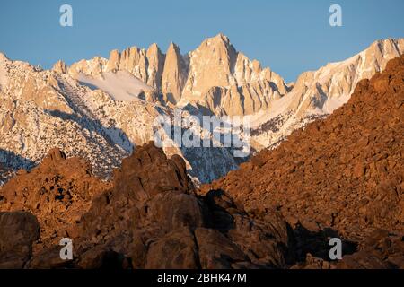 Vista sul Monte Whitney all'alba dalle colline dell'Alabama nella contea di Inyo, California Foto Stock