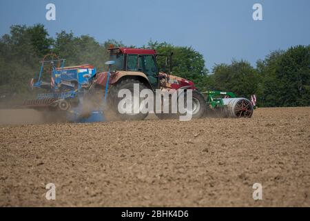 Melle, Deutschland. 24 Aprile 2020. Melle, Germania 04/23/2020: Immagini dei simboli - 2020 trattori segare semi, semenze, secchezza, polvere, caratteristica/simbolo/simbolfosto/caratteristica/dettaglio/| utilizzo nel mondo Credit: dpa/Alamy Live News Foto Stock