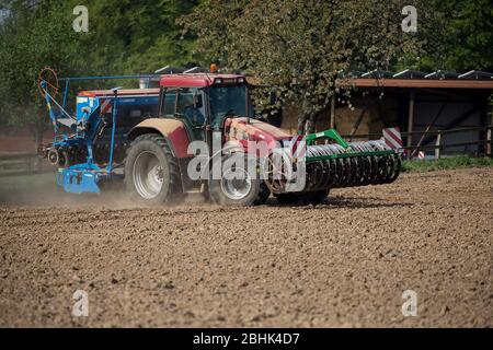 Melle, Deutschland. 24 Aprile 2020. Melle, Germania 04/23/2020: Immagini dei simboli - 2020 trattori segare semi, semenze, secchezza, polvere, caratteristica/simbolo/simbolfosto/caratteristica/dettaglio/| utilizzo nel mondo Credit: dpa/Alamy Live News Foto Stock