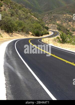 Curva tortuosa autostrada 166 nella California centrale in una calda giornata estiva Foto Stock