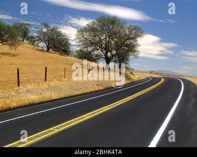 Nuova strada asfaltata nera curva nella Central California state Route 166 Foto Stock