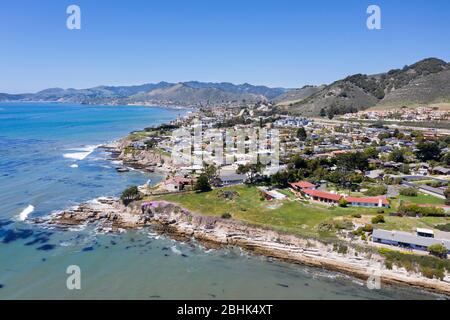 Vista aerea sopra l'aspra costa della California centrale nella città di Pismo Beach Foto Stock