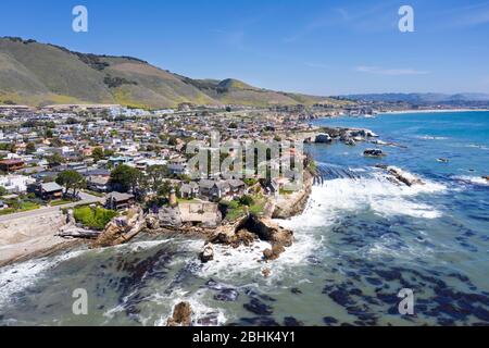 Vista aerea sopra l'aspra costa della California centrale nella città di Pismo Beach Foto Stock