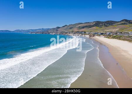 Vista aerea cristallina diurna delle onde dell'Oceano Pacifico a Pismo Beach, California Foto Stock