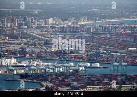 Vista che guarda verso i porti container e alla rinfusa di Los Angeles e Long Beach, il complesso portuale più trafficato degli Stati Uniti Foto Stock