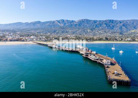 Vista aerea del molo di Stearns Wharf sulla costa della California a Santa Barbara Foto Stock