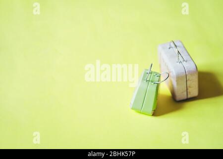 Due valigie in miniatura, borse isolate su fondo color menta con spazio per la copia del testo. Viaggi, vacanze, turismo, concetto di imballaggio bagagli. Foto Stock