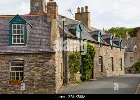 Una serie di cottage nel villaggio storico di Fordyce in Aberdeenshire Scozia Foto Stock