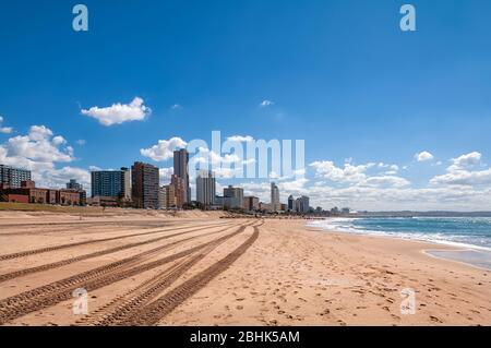 Spiaggia Sud e paesaggio urbano di Durban, Sudafrica. Durbanis la terza città più grande del paese Foto Stock