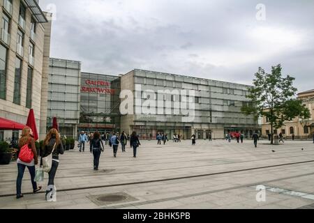 CRACOVIA, POLONIA - 6 GIUGNO 2009: Ingresso principale alla Galeria Krakowska con una folla di persone che entrano. Galeria Krakowska è il principale centro commerciale di Kra Foto Stock