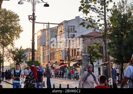 Istanbul, Turchia - 17 settembre 2017: Cittadini e turisti si riversano nelle strade del centro città piene di negozi e ristoranti Foto Stock