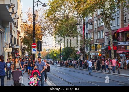 Istanbul, Turchia - 17 settembre 2017: Cittadini e turisti si riversano nelle strade del centro città piene di negozi e ristoranti Foto Stock