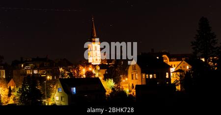 Kirchturm in der Nacht mit Sternen Foto Stock