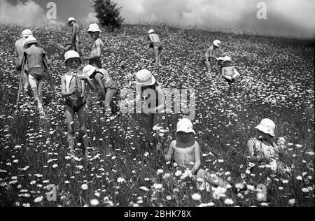 I bambini con Rickets che sono curati in un sanitorium in Hampshire Inghilterra sono esposti alla luce solare in 1925. Cura la salute dei farmaci malnutrizione povera Gran Bretagna cura la terapia della luce nursing1930 Foto Stock