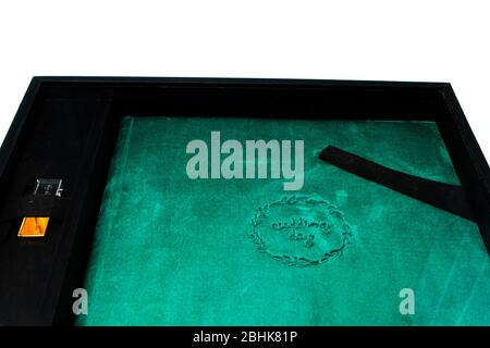 Bellissimo fotobook per matrimoni Malachite e unità flash Usb in scatola di legno nero. Concetto di matrimonio. Foto Stock